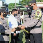 Kapolres Banjarbaru AKBP Nur Khamid, S.H.,S.I.K.,M.M. Memberikan Piagam Penghargaan Kepada 10 Personel Polres Banjarbaru